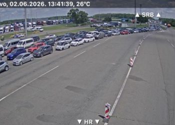 FOTO Kolona na granici iz Srbije prema Hrvatskoj duga više kilometara, kamioni čekaju oko šest sati