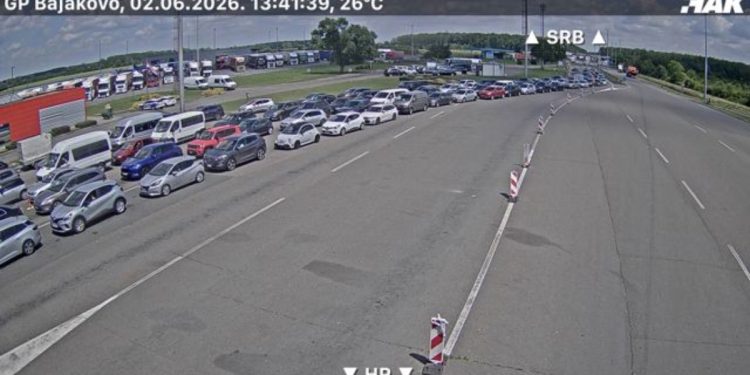 FOTO Kolona na granici iz Srbije prema Hrvatskoj duga više kilometara, kamioni čekaju oko šest sati