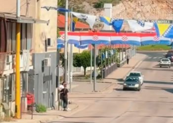 VIDEO U Stocu postavljene bh. i hrvatske zastave uoči početka Svjetskog nogometnog prvenstva