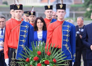 FOTO Povodom Dana Osječko-baranjske županije položeni vijenci i zapaljene svijeće za poginule branitelje