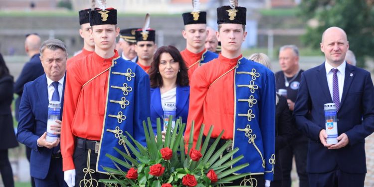 FOTO Povodom Dana Osječko-baranjske županije položeni vijenci i zapaljene svijeće za poginule branitelje