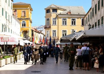 FOTO Sinj okupio hrvatsku vojsku, policiju i branitelje: Tisuće hodočasnika pred Čudotvornom Gospom molile za mir, vjeru i hrvatsku domovinu