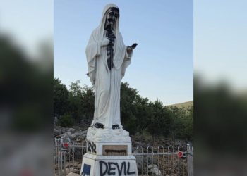 FOTO/VIDEO U Međugorju muškarac zapalio oltar, išarao i kipove Gospe