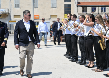 Milanović na Visu: “Da su Talijani dobili bitku, Hrvatska bi danas možda izgledala drukčije” – žestoko uzvratio Vladi zbog generala Kundida
