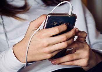 Britanci uvode noćnu zabranu društevnih mreža za sve maloljetnike