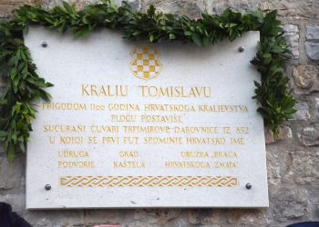 FOTO U Kaštel Sućurcu svečano otkrivena spomen-ploča kralju Tomislavu