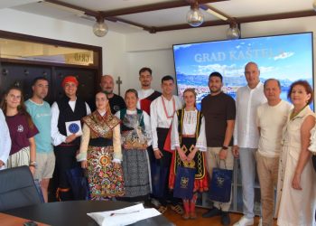 FOTO Grad Kaštela ugostio sudionike 24. Međunarodnog folklornog festivala “Za jubav tance igraše”