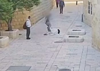 Izraelac snimljen kako cipelari časnu sestru u Jeruzalemu. Izraelski sud: Nije kriv