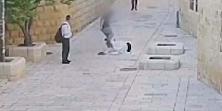 Izraelac snimljen kako cipelari časnu sestru u Jeruzalemu. Izraelski sud: Nije kriv