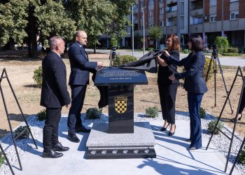 U Belišću otkrivena spomen-ploča poginulima u Domovinskom ratu