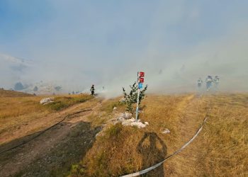 (FOTO) Požar s Dinare prešao granicu: Vatra iz BiH zahvatila hrvatski teritorij, u gašenje uključena i vojska