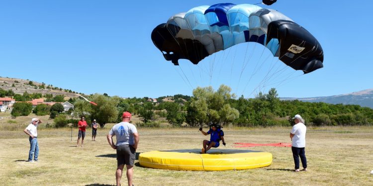 (FOTO) Finac osvojio Alku s neba: Sinj 1 obranio ekipni tron na 36. Alkarskom padobranskom kupu, drama vjetra i termike obilježila vikend na Piketu