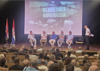 “Glavu dolje, ruke na leđa”: Suze u Kaštelima na projekciji filma o mukama vukovarskih branitelja koje Srbija i dalje niječe