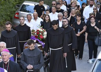(FOTO) Posljednji oproštaj od fra Bože Norca-Kljaje: Franjevca koji je desetljećima čuvao spomen na žrtve Husine jame