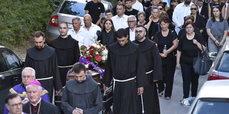 (FOTO) Posljednji oproštaj od fra Bože Norca-Kljaje: Franjevca koji je desetljećima čuvao spomen na žrtve Husine jame
