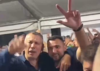 Predsjednik bh. stranke na proslavi pjevao “Ne volim te Alija zato što si balija”