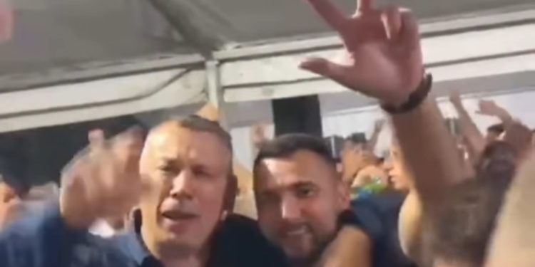 Predsjednik bh. stranke na proslavi pjevao “Ne volim te Alija zato što si balija”