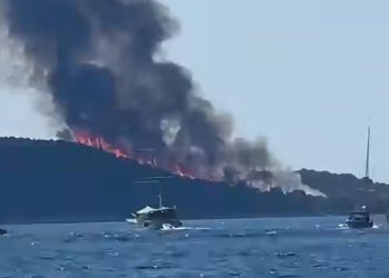 VIDEO Gori kod Paklenih otoka i Čiova