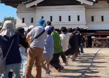 VIDEO Japan uposlio 1800 osoba da konopima pomaknu kulu dvorca tešku 360 tona