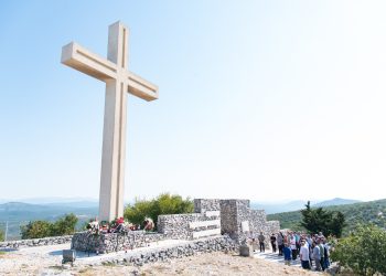 Uoči Dana pobjede položeni vijenci i zapaljene svijeće u Kaštel Lukšiću i na Malačkoj