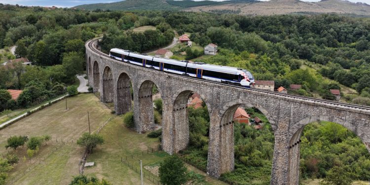 U promet pušten prvi hibridni elektrodizelski vlak u prometu na relaciji Split – Zagreb