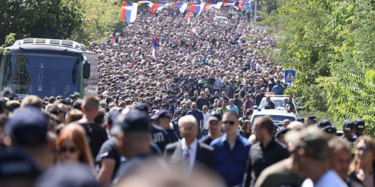Veličanje ratnog zločinca Ratka Mladića usred Beograda: Hoće li Hrvatska nakon ovoga konačno reagirati?