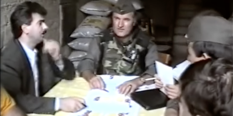 Mladić pokopan kao “heroj”: Porfirije blagoslovio ratnog zločinca, a video Petra Malbaše otkriva što je radio u Hrvatskoj