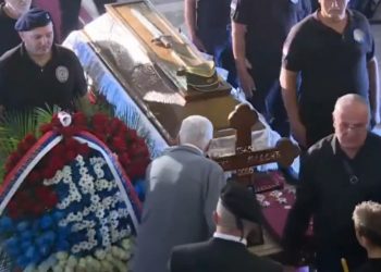VIDEO Više tisuća ljudi u Beogradu došlo odati počast Ratku Mladiću