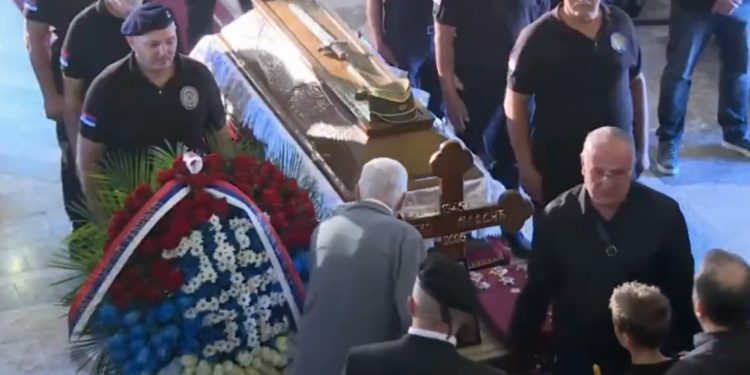 VIDEO Više tisuća ljudi u Beogradu došlo odati počast Ratku Mladiću