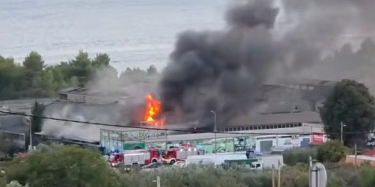 Požar u Kaštel Sućurcu sinoć lokaliziran, lakše ozlijeđena dva vatrogasca
