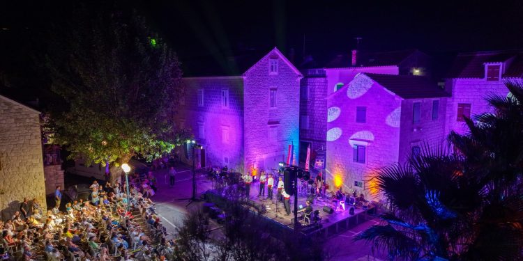 FOTO Spektakularnim koncertom klape Cambi završeno još jedno Kaštelansko kulturno i zabavno ljeto