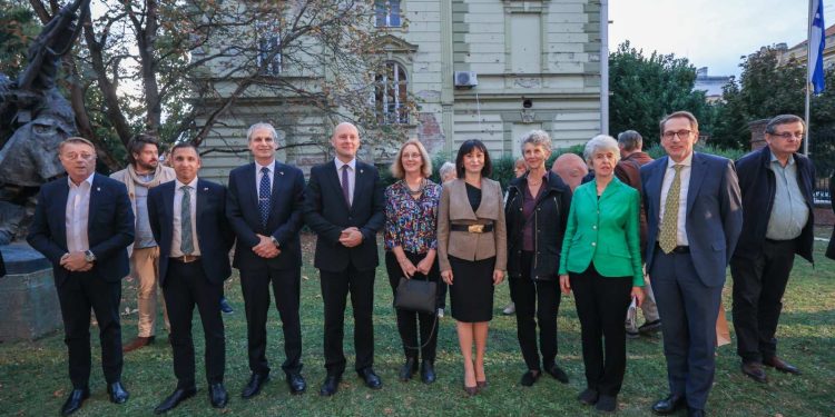 U Osijeku otvorena izložba Oscara Nemona: Portreti velikana koji su obilježili 20. stoljeće