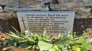 Mačak Šajeta dobio spomen ploču u Komiži: Komižanin svom vjernom ljubimcu uklesao dirljivu posvetu u kamen